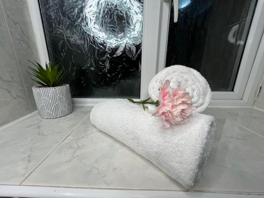 Modern With Stylish Terrace - Your London Oasis! Екстер'єр фото