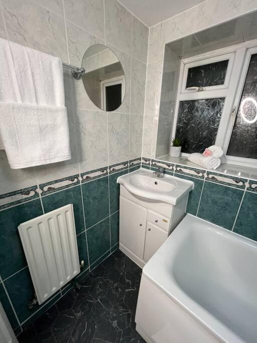 Modern With Stylish Terrace - Your London Oasis! Екстер'єр фото