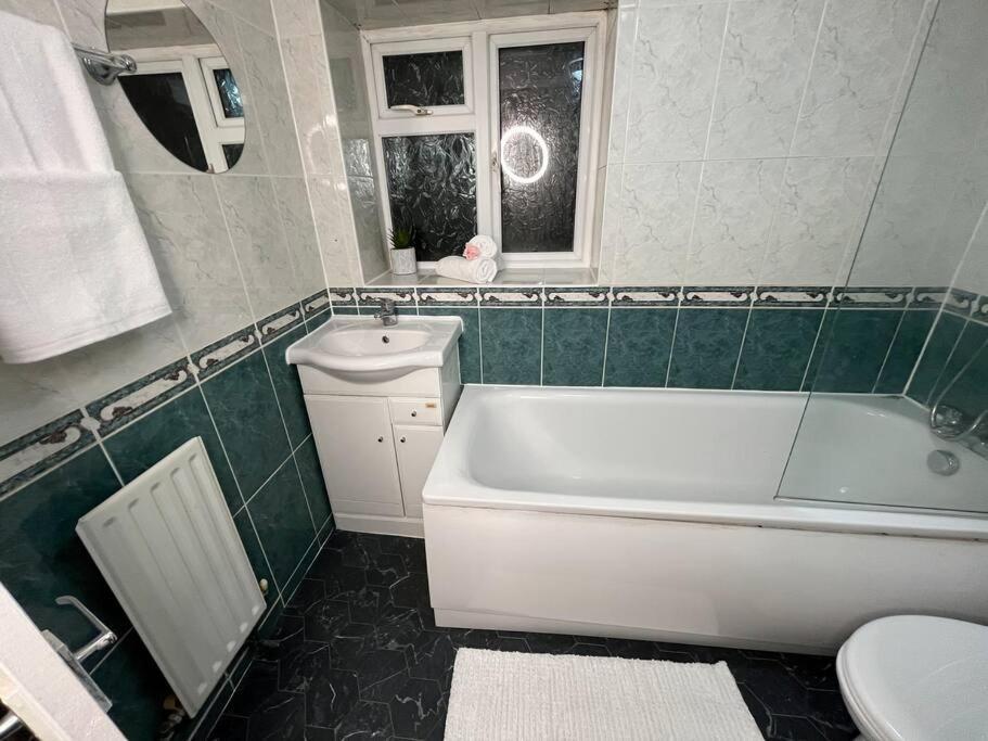 Modern With Stylish Terrace - Your London Oasis! Екстер'єр фото