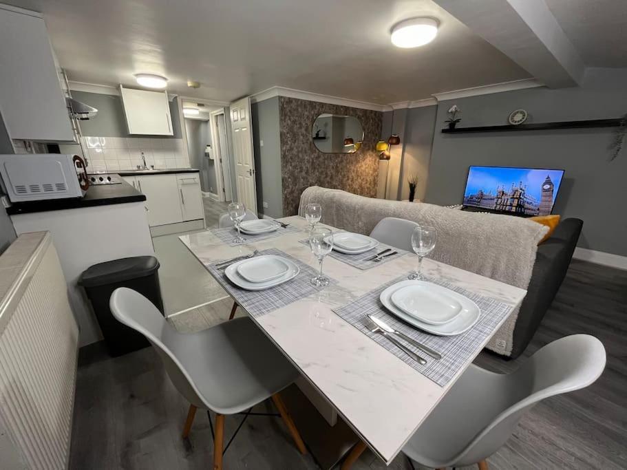 Modern With Stylish Terrace - Your London Oasis! Екстер'єр фото